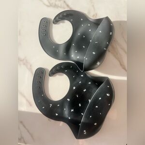 Mushie Black Silicone Bib & gray bib